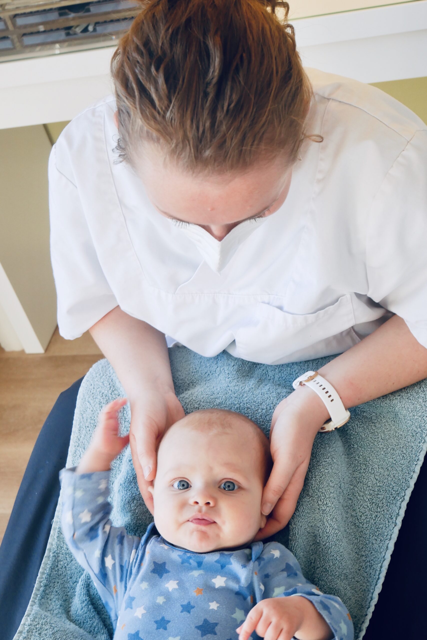 babyosteopaat Charlotte Sportmedisch Centrum Lebbeke baby osteopathie voorkeurshouding afgeplat achterhoofd plagiocephalie